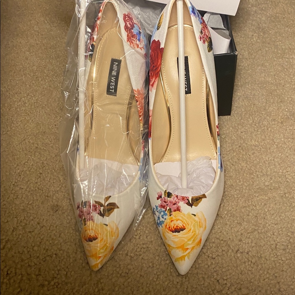 Brand new nine W. white with mixed colors. Still in the box size 9 1/2.